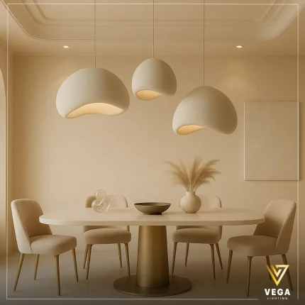 معلقة فايبر WAVE بتصميم موجي منحني فوق طاولة سفرة