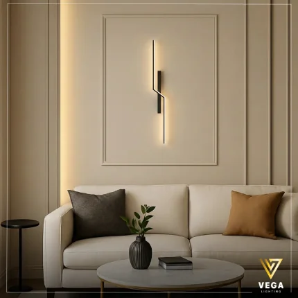 أبليك خطي مودرن بإضاءة LED دافئة ولون أسود مطفي.