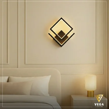 أبليك هندسي مودرن بشكل مربعات بإضاءة LED دافئة.