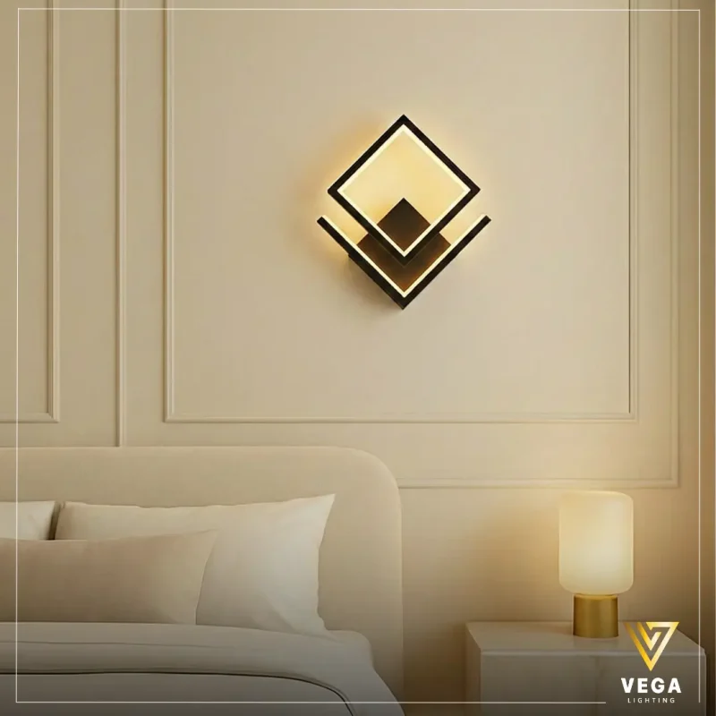 أبليك هندسي مودرن بشكل مربعات بإضاءة LED دافئة.