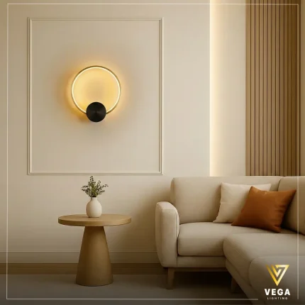 أبليك دائري مودرن بإضاءة LED دافئة وواجهة سوداء.