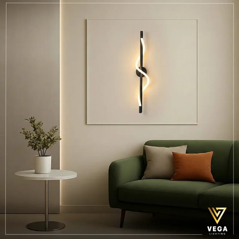 أبليك خطي مودرن ملتوي بإضاءة LED دافئة ولون أسود مطفي.