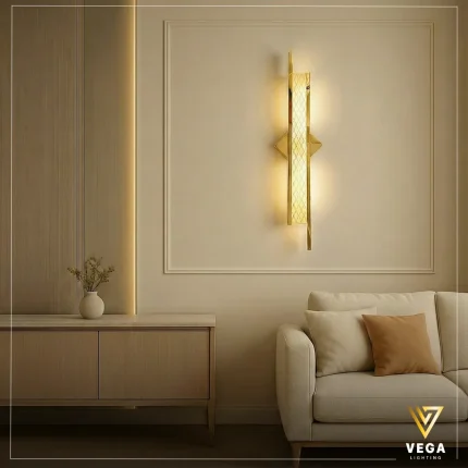 أبليك سولِس ذهبي بطابع زخرفي هندسي وإضاءة LED دافئة.