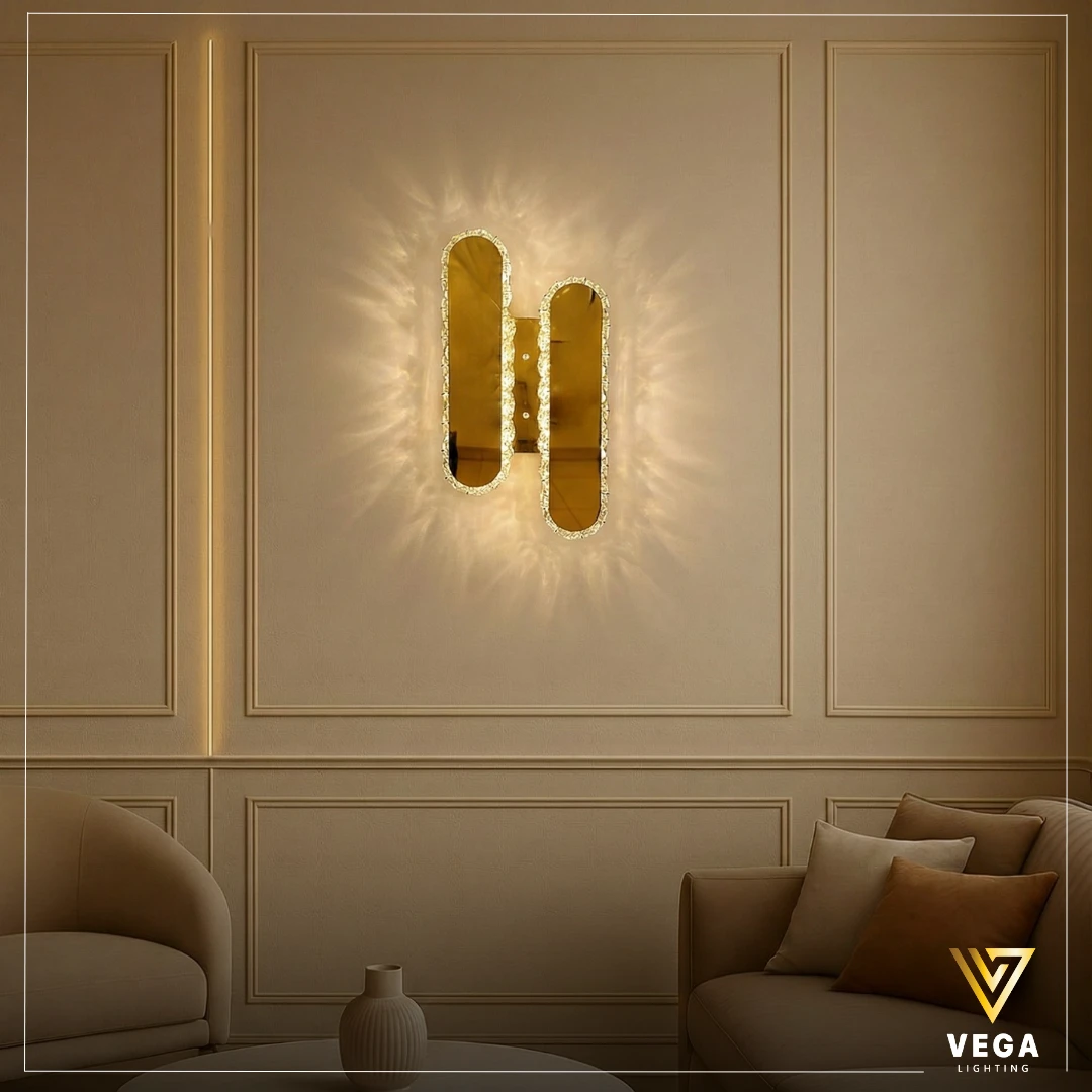 أبليك LUCIDA كريستال ذهبي بتصميم هندسي فاخر أبليك LUCIDA ذهبي بكريستال شفاف وتصميم طولي مزدوج.