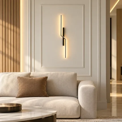 أبليك خطي مودرن بإضاءة LED دافئة ولون أسود مطفي.
