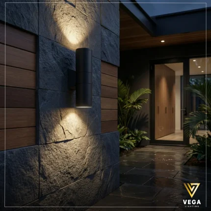 أبليك فارو أوت دور مستطيل مودرن باللون الأسود على واجهة خرسانية