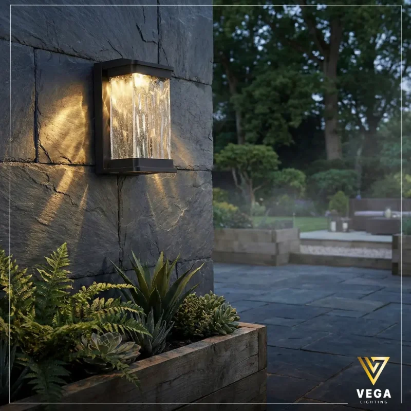 أبليك لوميـن أوت دور مستطيل أسود على واجهة حجرية خارجية