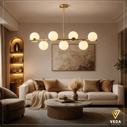 نجفة مودرن ذهبي فـيـا بتصميم طولي 7 كرات زجاجية فوق طاولة طعام في ريسبشن عصري من فيجا.