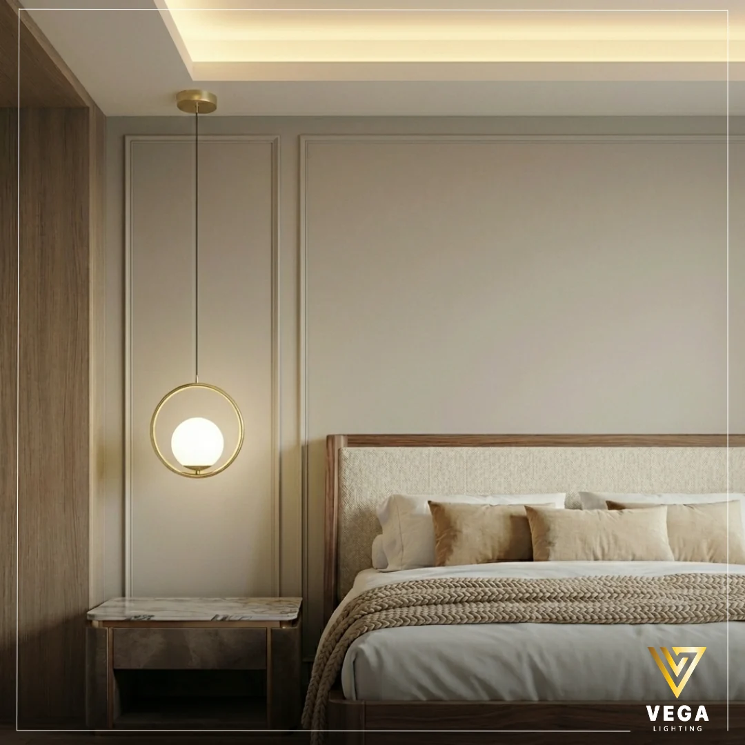 معلقة رينج – RING | تصميم حلقة ذهبية معلقة رينج RING ذهبية بتصميم حلقة دائرية مع كرة زجاج أبيض لغرف النوم