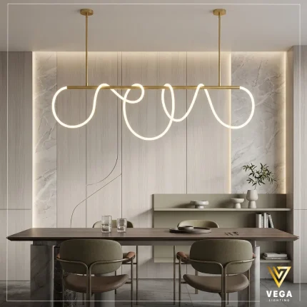 نجفة سبيكترا ذهبية طولية مودرن ستانلس ستيل بتصميم حبل ليد ملتف فوق طاولة طعام.