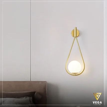 أبليك جلوبا GLOBA ذهبي بتصميم قطرة مع كرة زجاج أبيض بارتفاع 30 سم