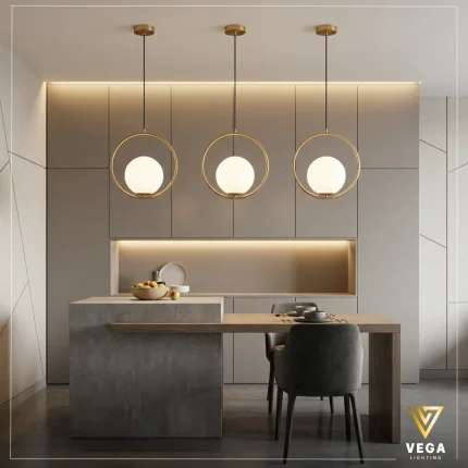 معلقة رينج ثلاثي RING TRIPLE ذهبية 3 حلقات مع كرات زجاج أبيض فوق جزيرة مطبخ